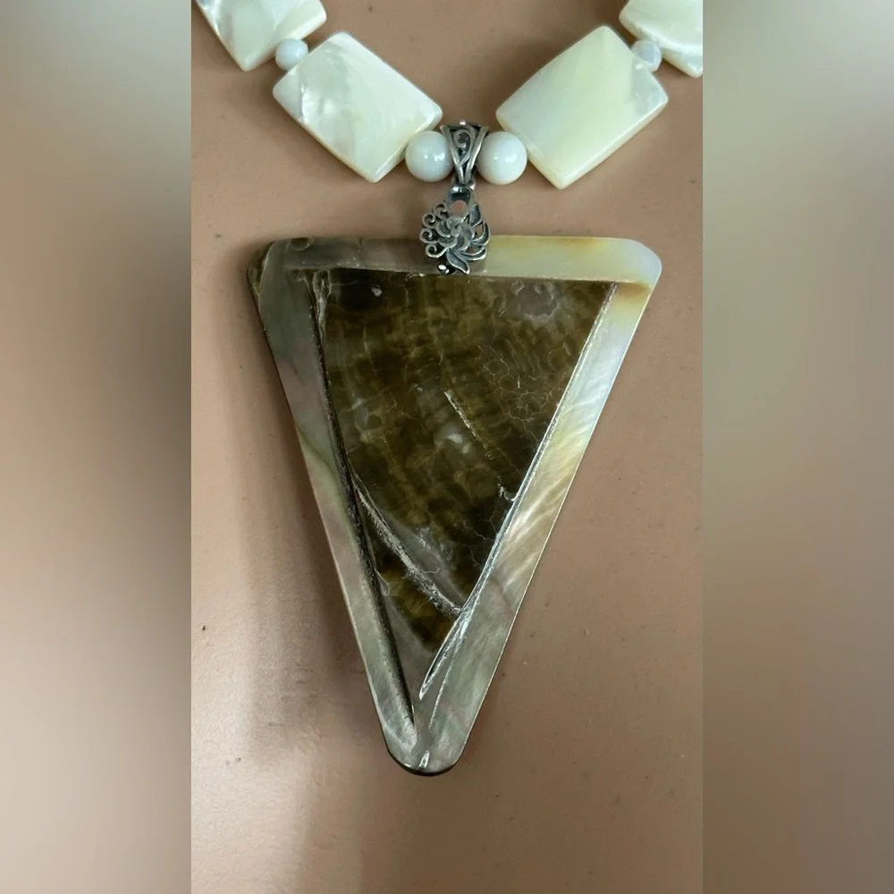 24 inch Mother of Pearl (MOP) bead Necklace NWOT - Picture 6 of 13